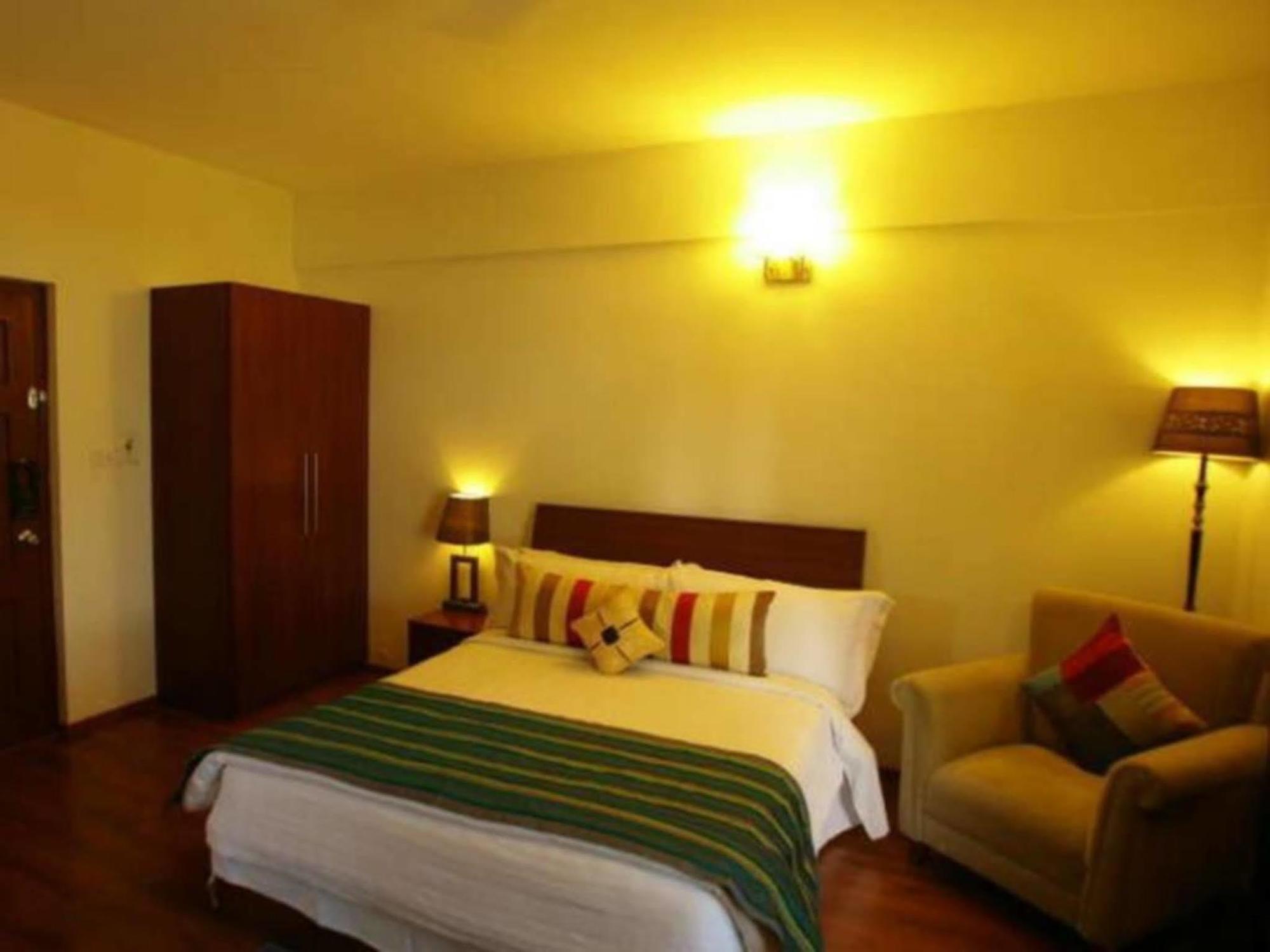 Justa Off Mg Road Hotel Bangalore Luaran gambar
